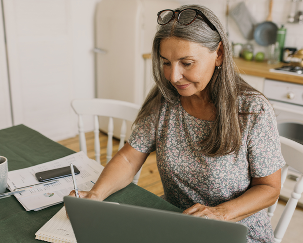 Ältere Frau am Laptop meldet eine Störung online