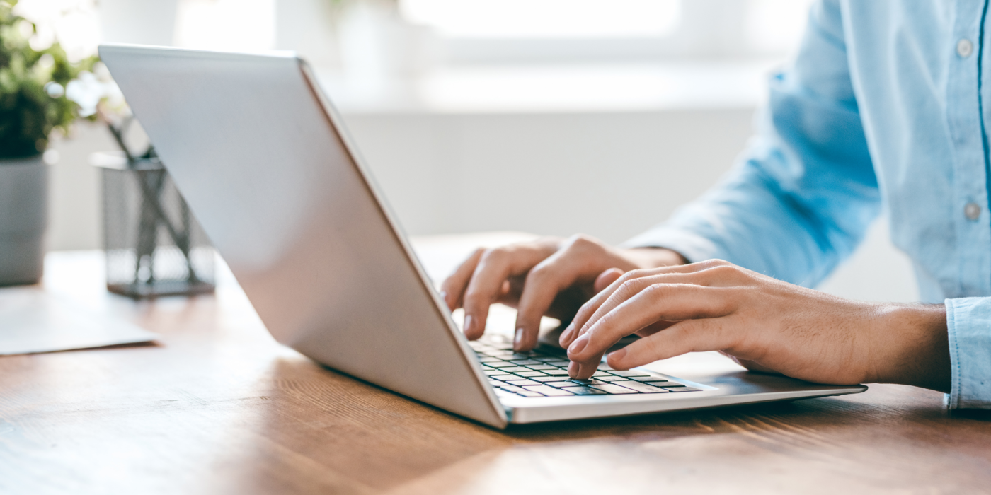 Ein Nutzer arbeitet konzentriert am Laptop in einem hellen, modernen Arbeitsumfeld – ein Symbolbild für digitale Kommunikation und vielseitige Funktionen eines Telefonanschlusses über Glasfaser.