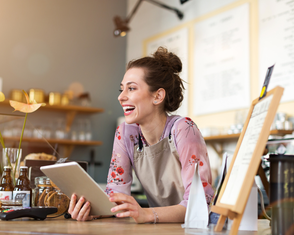 Internet im Detail für Geschäftskunden Unternehmerin arbeitet mit Tablet am Arbeitsplatz und nutzt schnelles Internet