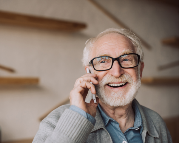Nahaufnahme älterer Mann, telefoniert mit einem Handy