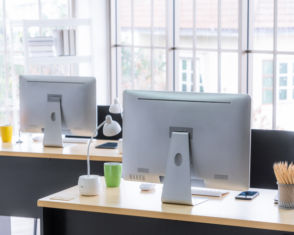 Moderne Büroarbeitsplätze mit Computern