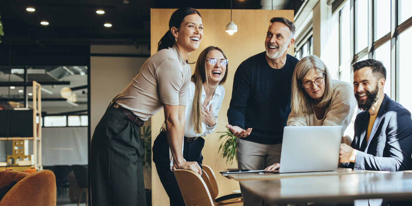 Mitarbeitende eines Unternehmens arbeiten gemeinsam an einem Laptop – Symbol für digitale Zusammenarbeit, stabile Internetverbindungen und leistungsfähige Glasfaserlösungen für Geschäftskunden.